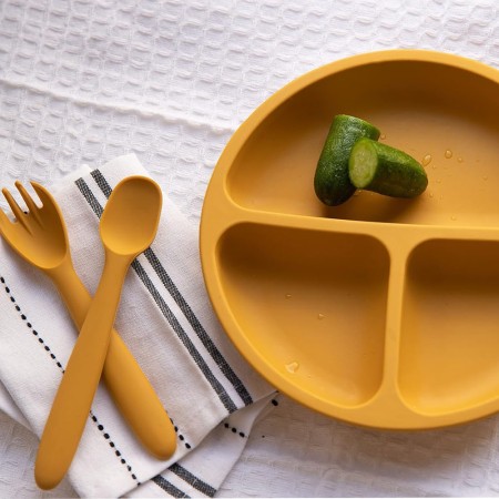Accesorii diversificare bebelusi 5 piese din silicon, farfurie compartimentata, bol si baveta cu ventuza, tacamuri, galben