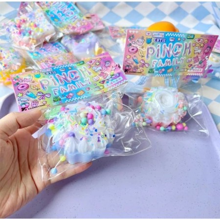 Jucarie Antistres Squishy, Flippy, cu Revenire Lenta, Model Prajitura, 8x8 cm, 90g, Ambalaj Transparent, Multicolor
