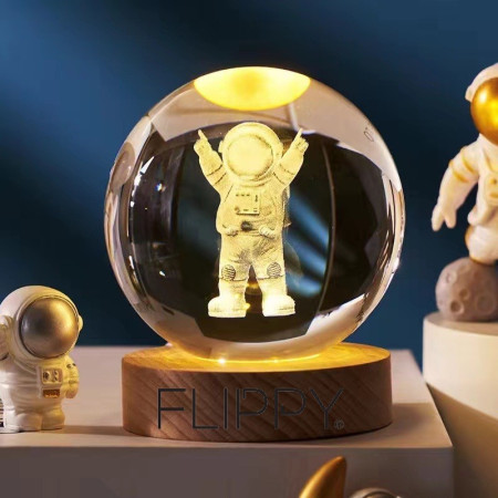 Lampa LED Decorativa, Flippy, cu Bila de Cristal cu Diametru 6cm, Model Astronaut 3D, Alimentare USB, Suport din Lemn, Lumina Alb Cald