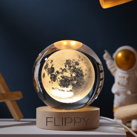 Lampa LED Decorativa, Flippy, cu Bila de Cristal cu Diametru 6cm, Model Luna 3D, Alimentare USB, Suport din Lemn, Lumina Alb Cald