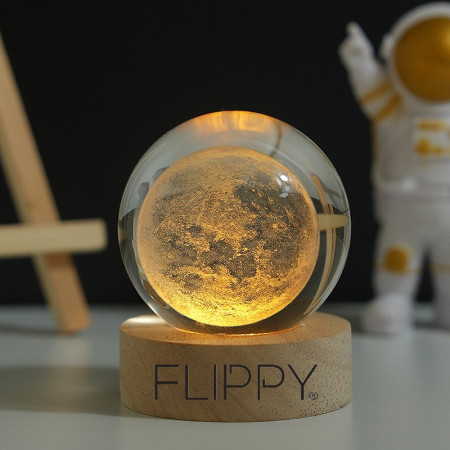 Lampa LED Decorativa, Flippy, cu Bila de Cristal cu Diametru 6cm, Model Luna 3D, Alimentare USB, Suport din Lemn, Lumina Alb Cald
