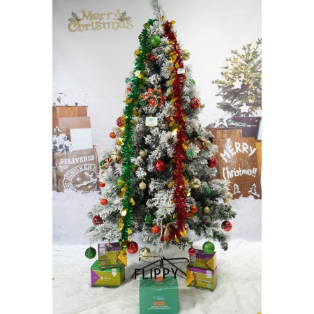 Set brad artificial de Craciun si elemente decorative, nins, decorat cu conuri pin, pentru interior/exterior, inaltime 210 cm, diametru 131 cm, 630 ramuri, Flippy, alb/verde, suport metalic inclus