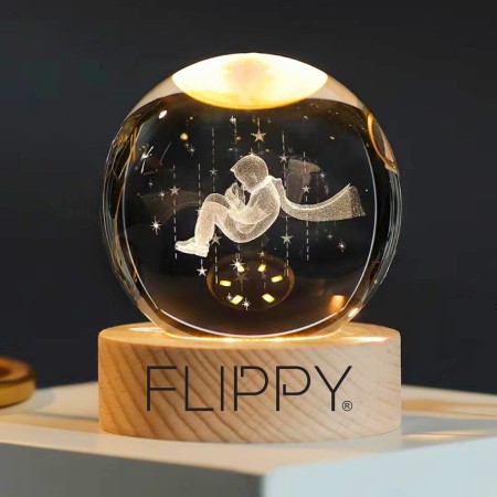 Lampa LED Decorativa, Flippy, cu Bila de Cristal cu Diametru 6cm, Model Micul Print 3D, Alimentare USB, Suport din Lemn, Lumina Alb Cald