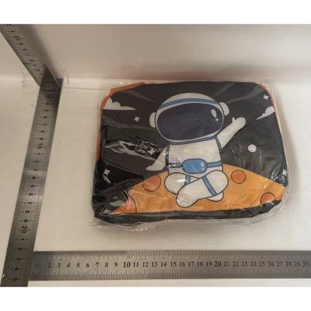 Geanta Termoizolanta pentru Copii, Flippy, 23x13x19 cm, Model Imprimeu Astronaut, din Folie de Aluminiu si Panza Oxford, Negru/Portocaliu