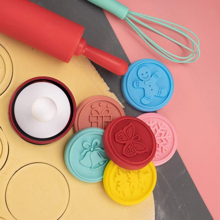 Set 6 stampile pentru prajituri Flippy, tematica de Craciun, din silicon alimentar non-toxic, taietor aluat inclus, 6 cm,  maner din plastic, compact, usor de depozitat,