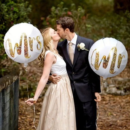 Set 12 Baloane din Folie Metalizata si din Latex, Flippy, Model Mr Mrs, Tema Nunta, Baloane Party cu Confetti, 45 cm, 30 cm, Pai inclus, Umflare cu Aer sau Heliu, Alb/Auriu
