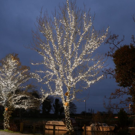 Instalatie de Craciun Liniara, 8 jocuri de lumini, 22 m, din care 1 m Prelungitor 220V, 300 LED, Controler, Fir Negru, Alb Rece