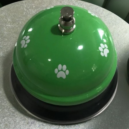 Clopotel Metalic Multifunctional, Flippy, Verde cu Imprimeu Labuta Alba, 7.5x7.5x6.5 cm, Dresaj, Receptie, Restaurante