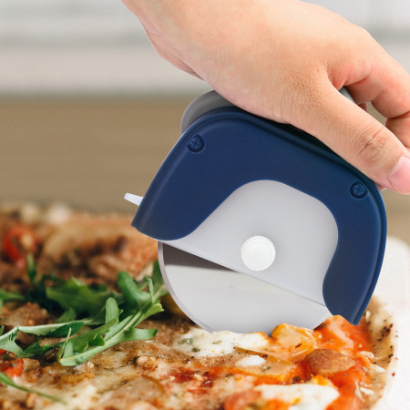 Cutit circular pentru pizza Flippy, 11.5 x 12.5 cm, otel inoxidabil si plastic, capc protectie lama, albastru