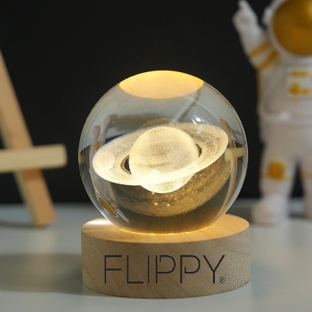 Lampa LED Decorativa, Flippy, cu Bila de Cristal cu Diametru 6cm, Model Saturn 3D, Alimentare USB, Suport din Lemn, Lumina Alb Cald