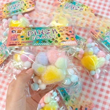 Jucarie Antistres Squishy, Flippy, cu Revenire Lenta, Model Labuta de Pisica Pufoasa, 6x6 cm, 70g, Ambalaj Transparent, Multicolor