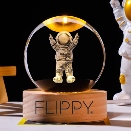 Lampa LED Decorativa, Flippy, cu Bila de Cristal cu Diametru 6cm, Model Astronaut 3D, Alimentare USB, Suport din Lemn, Lumina Alb Cald
