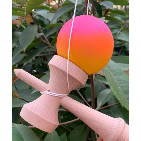 Jucarie Interactiva Kendama, Flippy, din Lemn, 18 cm, Joc de Indemanare pentru Copii si Adulti, Model Gradient 13, Roz/Portocaliu/Galben