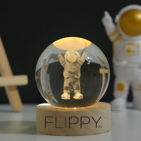 Lampa LED Decorativa, Flippy, cu Bila de Cristal cu Diametru 6cm, Model Astronaut 3D, Alimentare USB, Suport din Lemn, Lumina Alb Cald