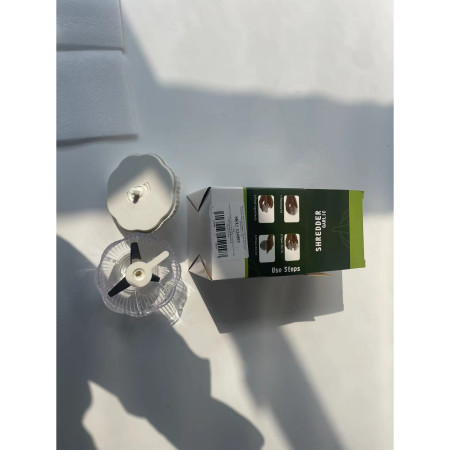 Tocator manual pentru usturoi, in forma de usturoi, cutite rezistente, utilizare prin apasare, material ABS si inox, 9.5x9.5x9.3 cm, alb