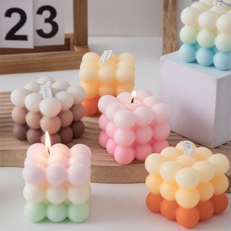 Lumanare Parfumata, Flippy, din Ceara De Soia, Model Cub, Gradient in 3 Culori Pale, 6x6x6 cm, Aroma de Musetel, Alb