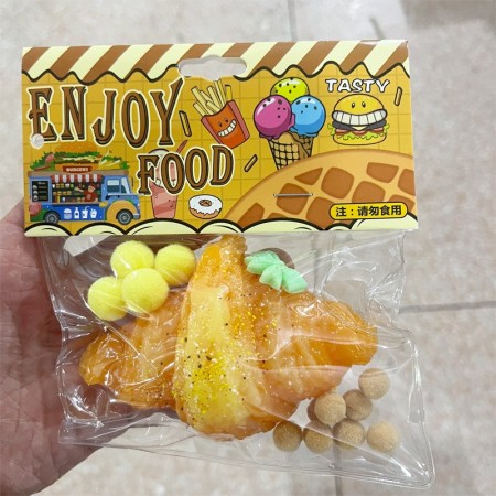 Jucarie Antistres Squishy, Flippy, cu Revenire Lenta, Model Croissant, 10x8 cm, 90g, Ambalaj Transparent, Maro