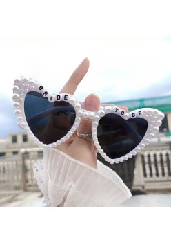 Ochelari in Forma de Inima, Flippy, pentru Petrecerea Burlacitelor, Tematica Nunta, Protectie Soare, 15.3x5.7x14.5 cm, Scris Bride to Be cu Perle, Alb