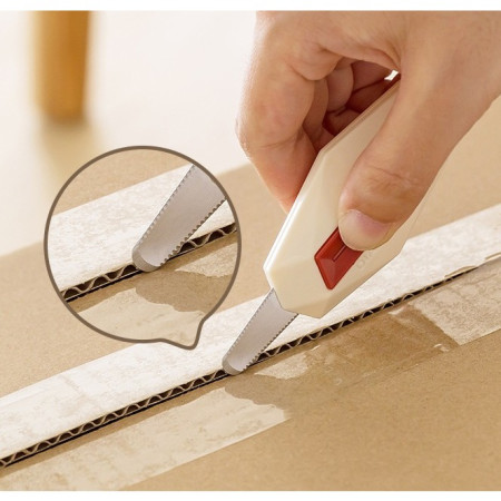 Mini Cutter pentru Deschiderea Cutii, Vârf Rotunjit și Zimtat, Design Tip Breloc, 6.5x3.5 cm, Crem