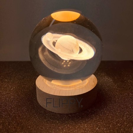 Lampa LED Decorativa, Flippy, cu Bila de Cristal cu Diametru 6cm, Model Saturn 3D, Alimentare USB, Suport din Lemn, Lumina Alb Cald