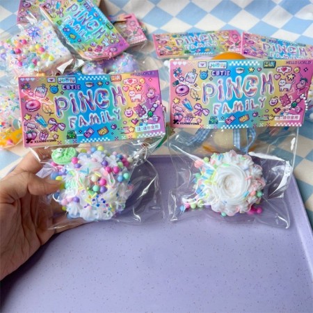 Jucarie Antistres Squishy, Flippy, cu Revenire Lenta, Model Prajitura, 8x8 cm, 90g, Ambalaj Transparent, Multicolor