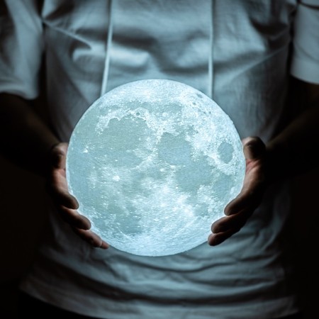 Lampa de veghe in forma de luna cu stele 3D Moon Light, Acumulator integrat, alimentare USB, stand din plastic inclus, 13 cm, 16 culori, Multicolor, Telecomanda inclusa, Flippy