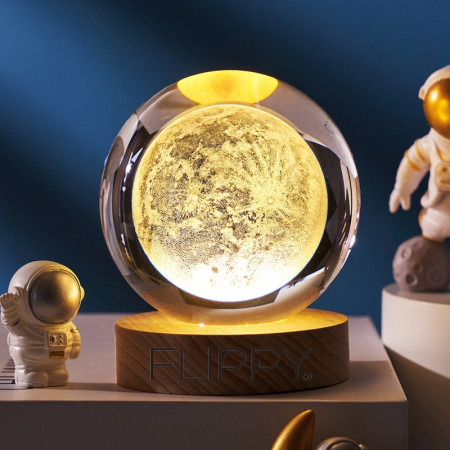 Lampa LED Decorativa, Flippy, cu Bila de Cristal cu Diametru 6cm, Model Luna 3D, Alimentare USB, Suport din Lemn, Lumina Alb Cald