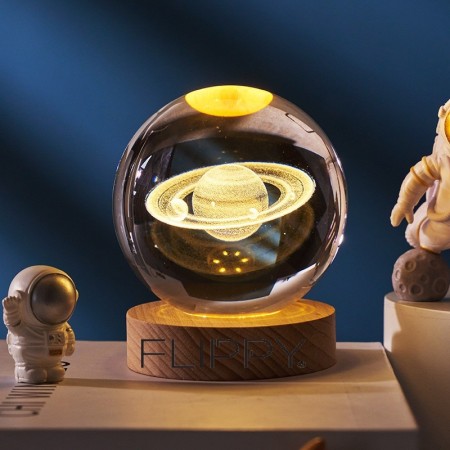 Lampa LED Decorativa, Flippy, cu Bila de Cristal cu Diametru 6cm, Model Saturn 3D, Alimentare USB, Suport din Lemn, Lumina Alb Cald