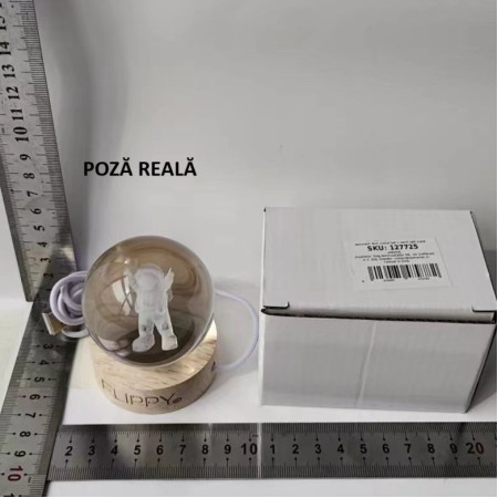 Lampa LED Decorativa, Flippy, cu Bila de Cristal cu Diametru 6cm, Model Astronaut 3D, Alimentare USB, Suport din Lemn, Lumina Alb Cald