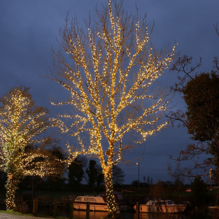 Instalatie de Craciun Liniara, 8 jocuri de lumini, 22 m, din care 1 m Prelungitor 220V, 300 LED, Controler, Fir Negru, Alb Cald